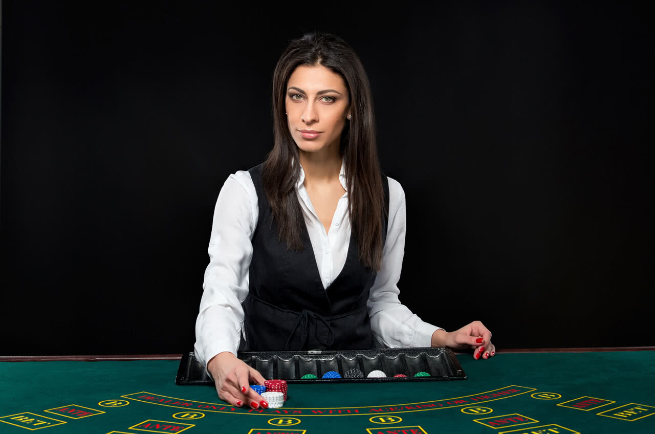 как стать дилером в покере