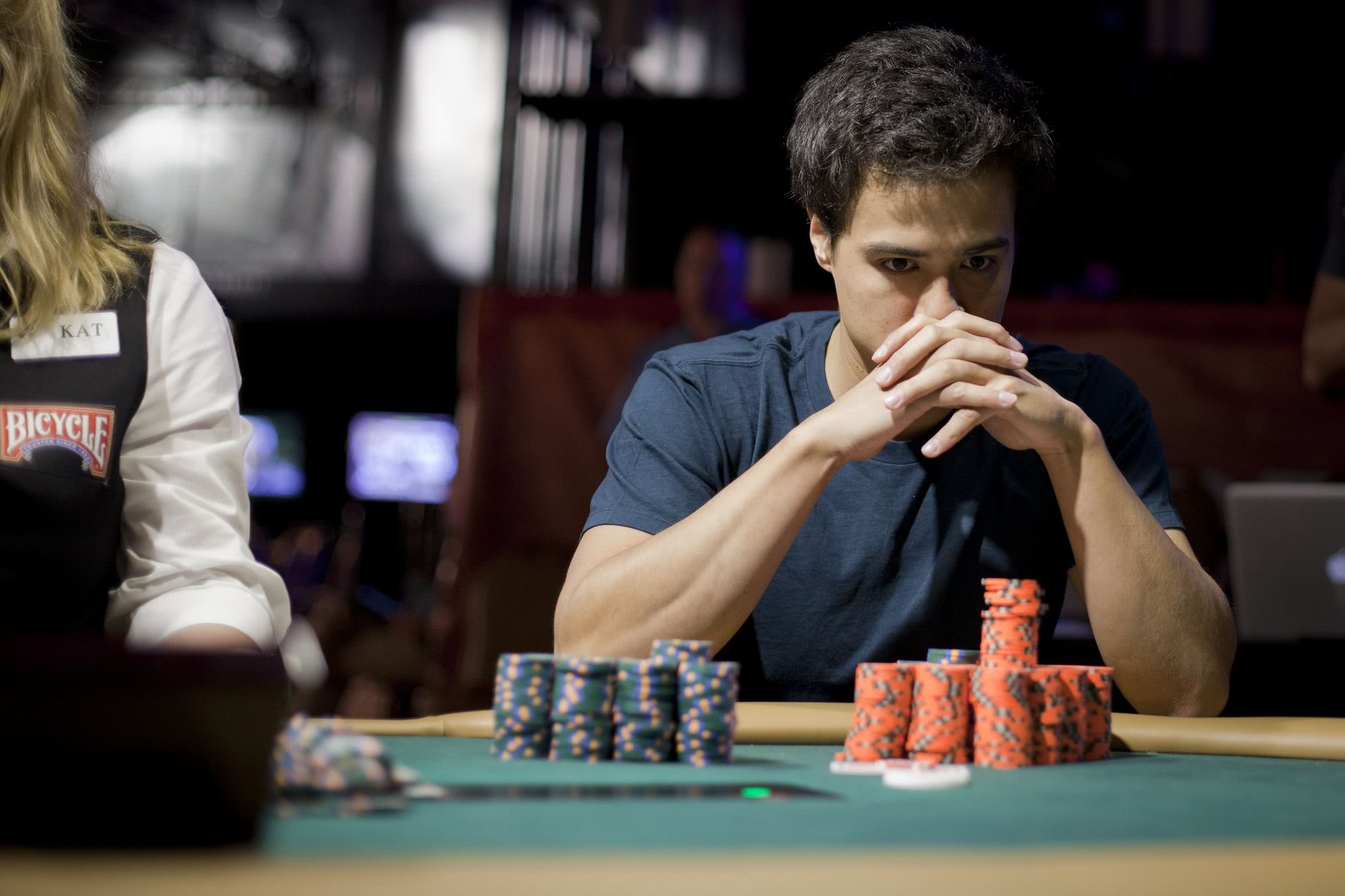 Как играть новичку в покер онлайн рублевое казино с бонусом