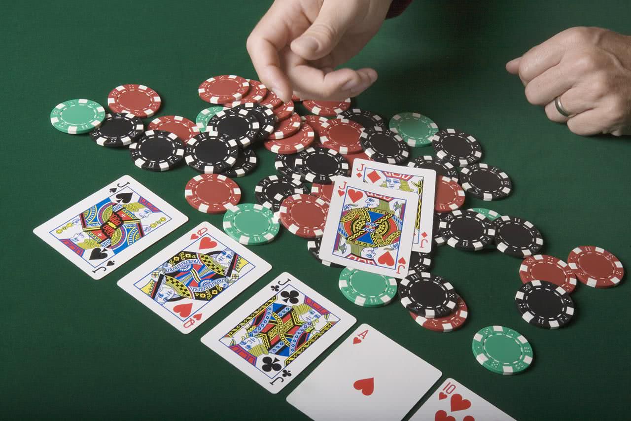 крупье в онлайн покере