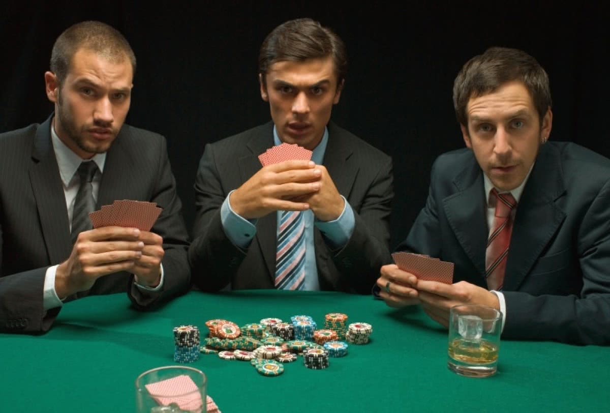 Три человека играют в карты как играть в карты на деньги