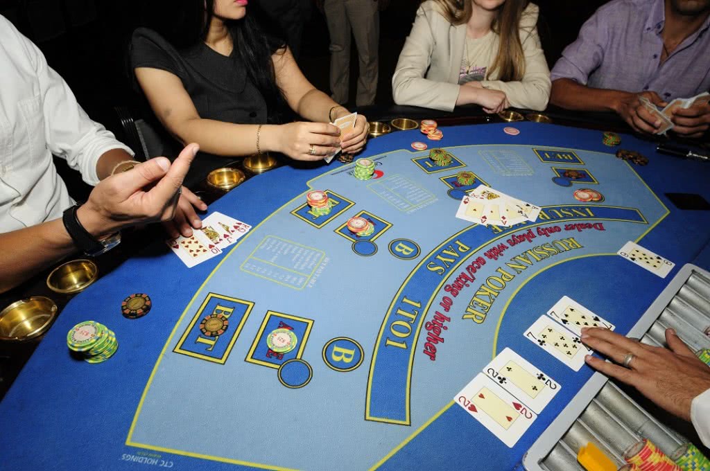 правила игры в русский покер в казино для крупье