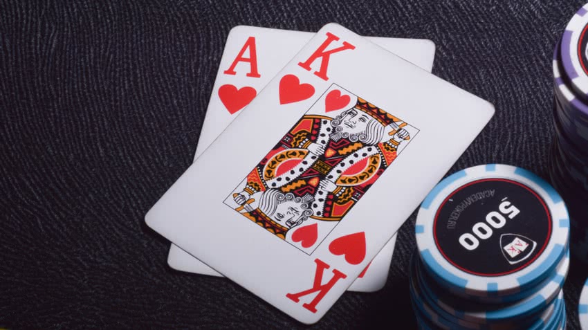 Сочная брюнетка в качестве приза за победу в покере